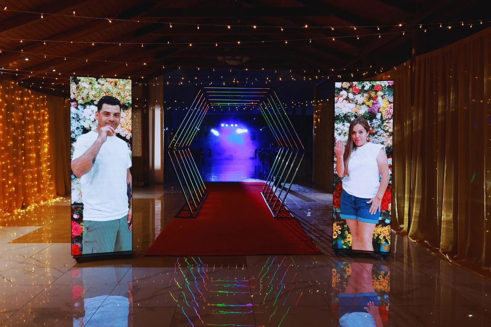 Tótems LED publicitarios de JASH Producciones en un acceso de evento