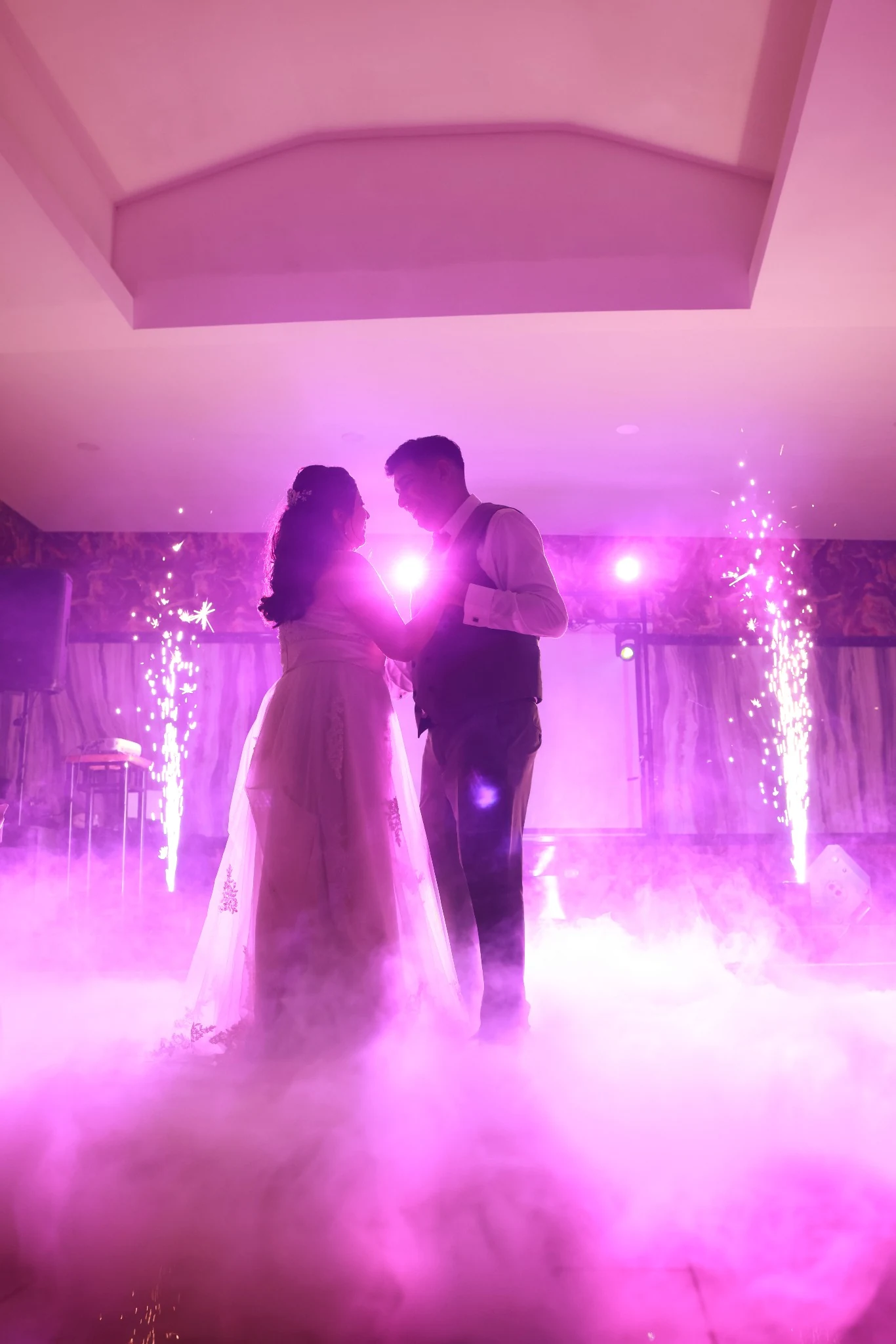 Pareja en su primer baile durante un matrimonio producido por JASH