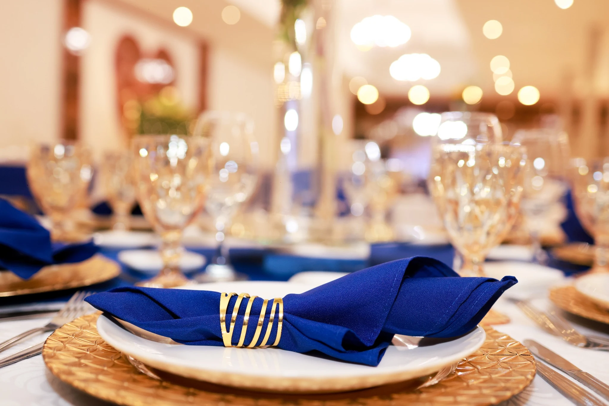 Mesa elegante preparada para servicio de catering
