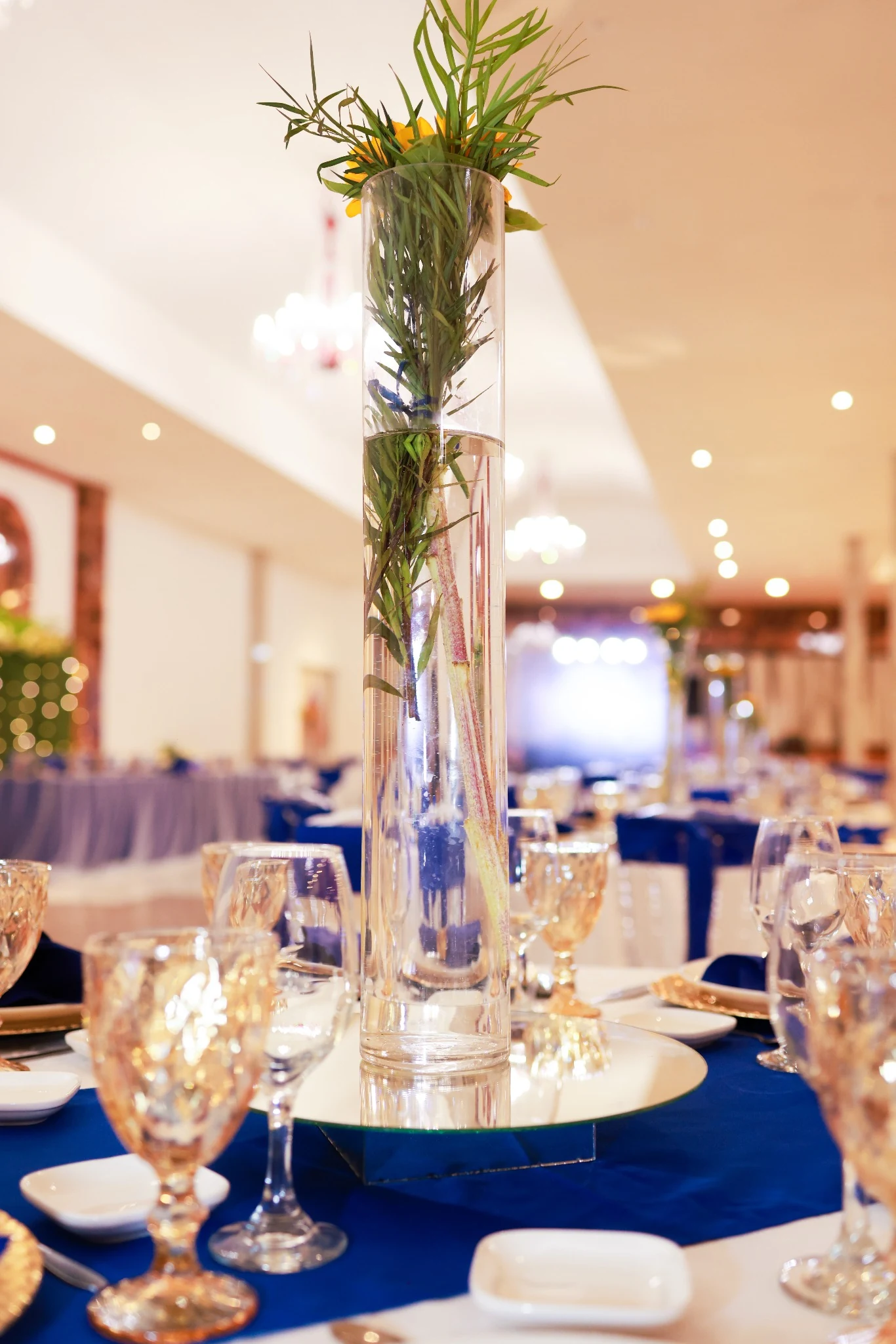 Montaje elegante de salón para evento