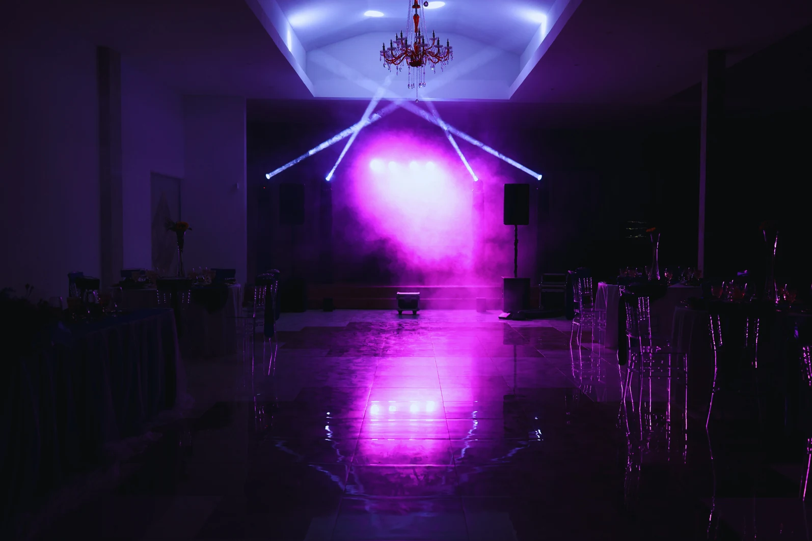 DJ, amplificación e iluminación real de JASH Producciones en un evento