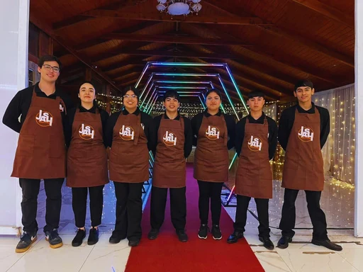 Equipo de JASH Producciones durante una producción de evento