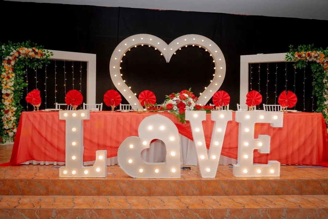 Montaje de matrimonio con letras LOVE y corazón iluminado