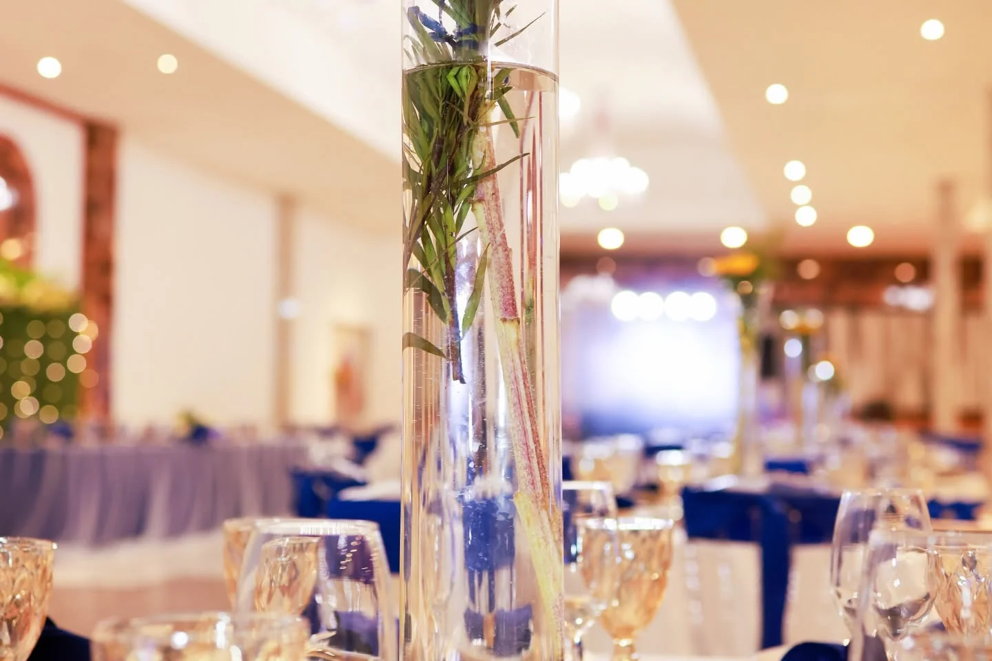 Centro de mesa y cristalería en salón de eventos