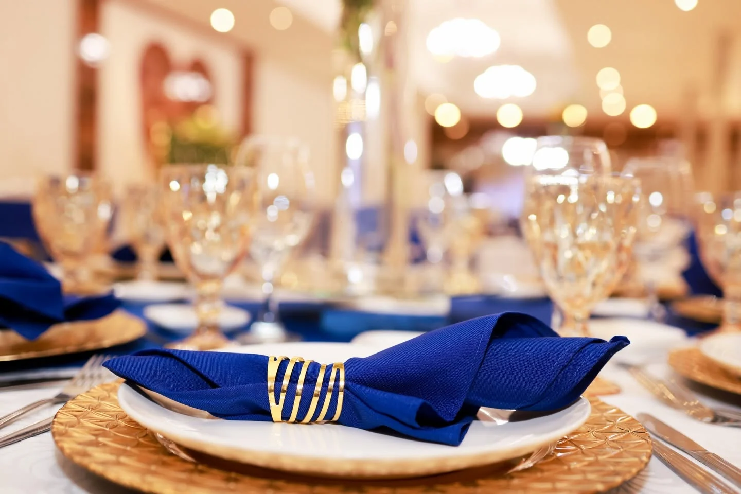 Detalle de plato, servilleta y cristalería de banquetería